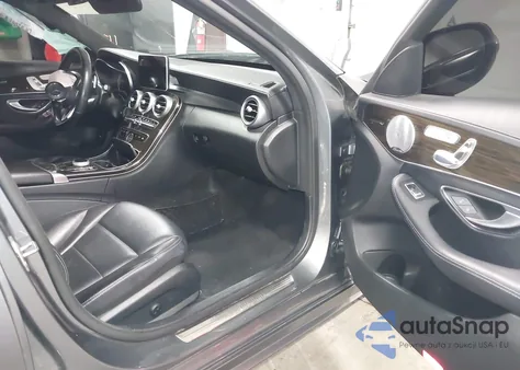 2017 Mercedes-Benz C 300 Sport 4Matic z USA, uszkodzony, nr VIN 55SWF4KB7HU200450